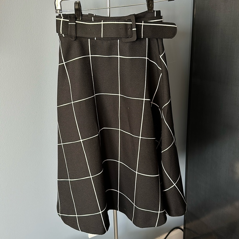 A line skirt with belt